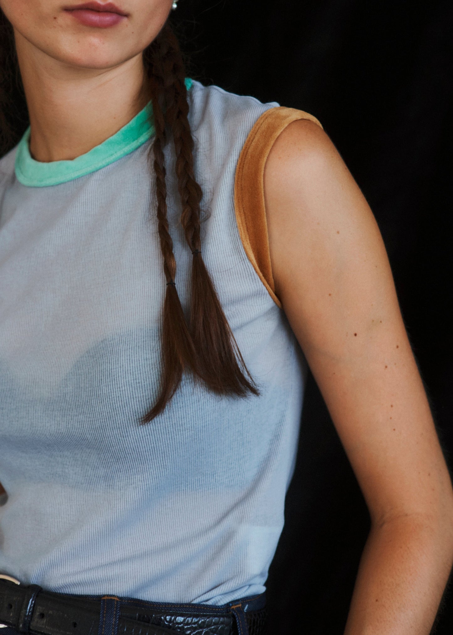 NO SLEEVE VELOR TRIM