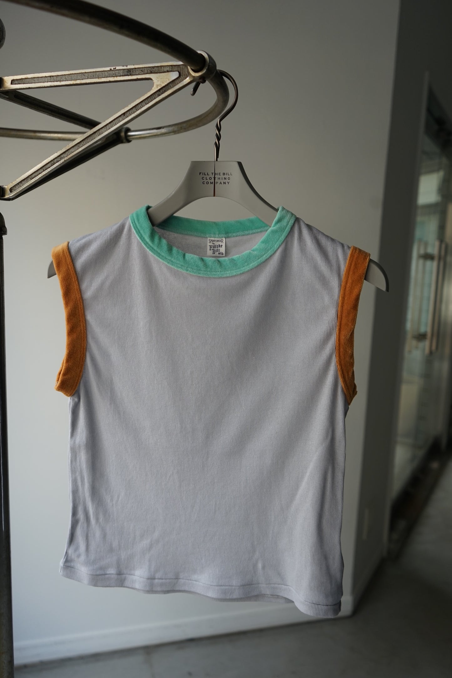 NO SLEEVE VELOR TRIM