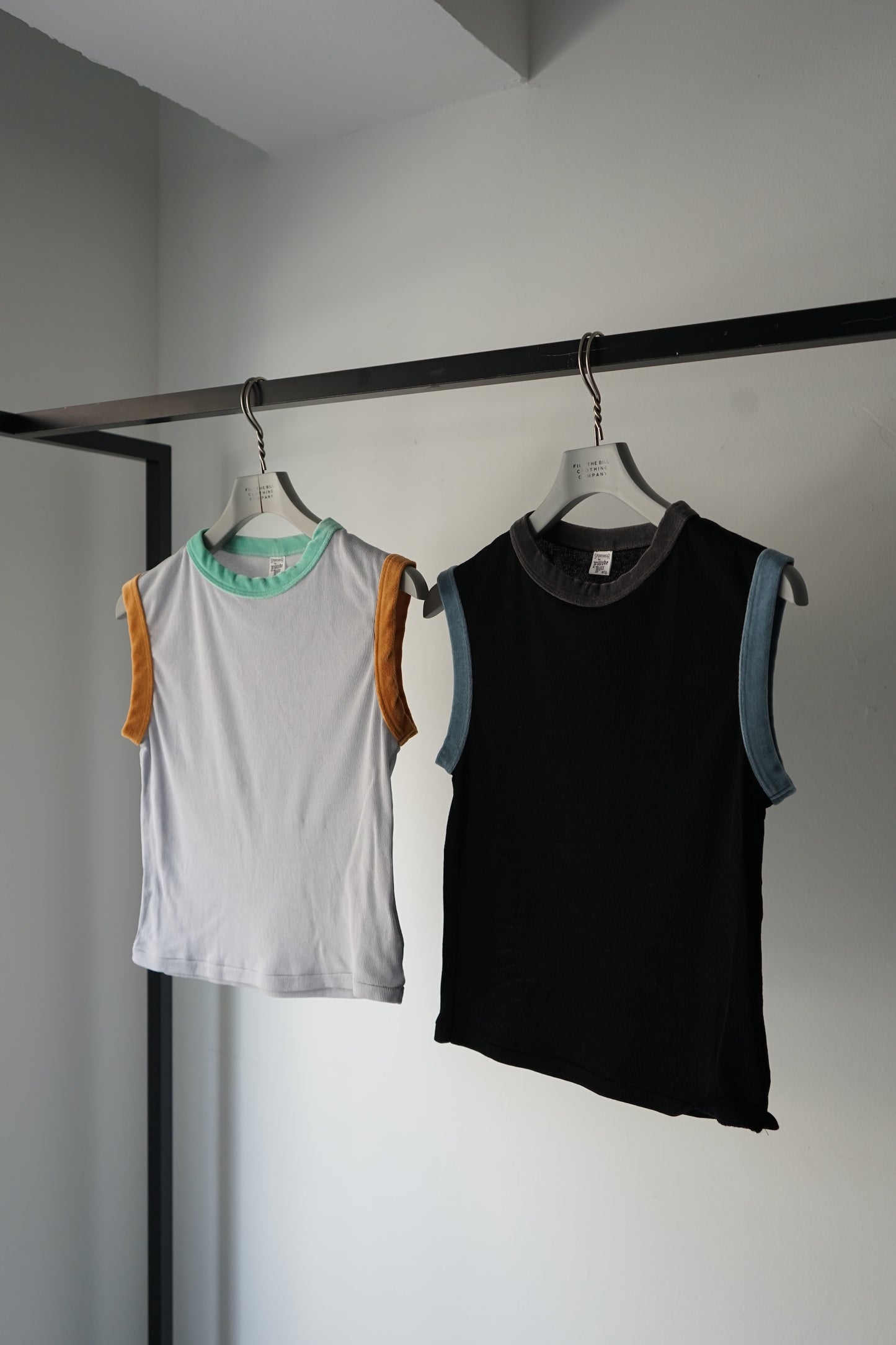 NO SLEEVE VELOR TRIM