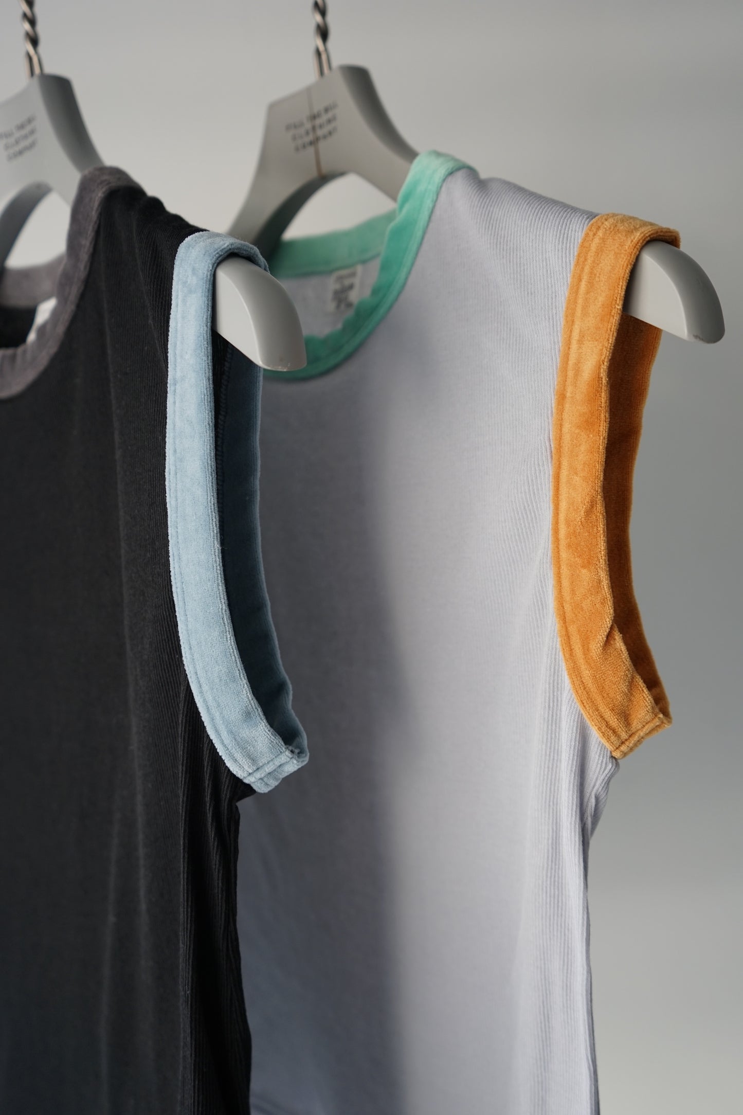 NO SLEEVE VELOR TRIM